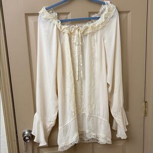 Bloomingdale’s Silk Cream Lace Women's Blouse